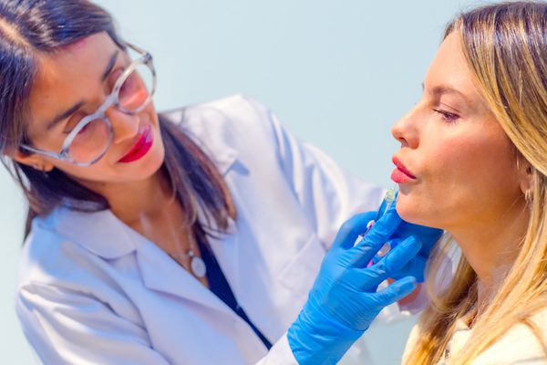 Aplicación de ácido hialurónico en labios