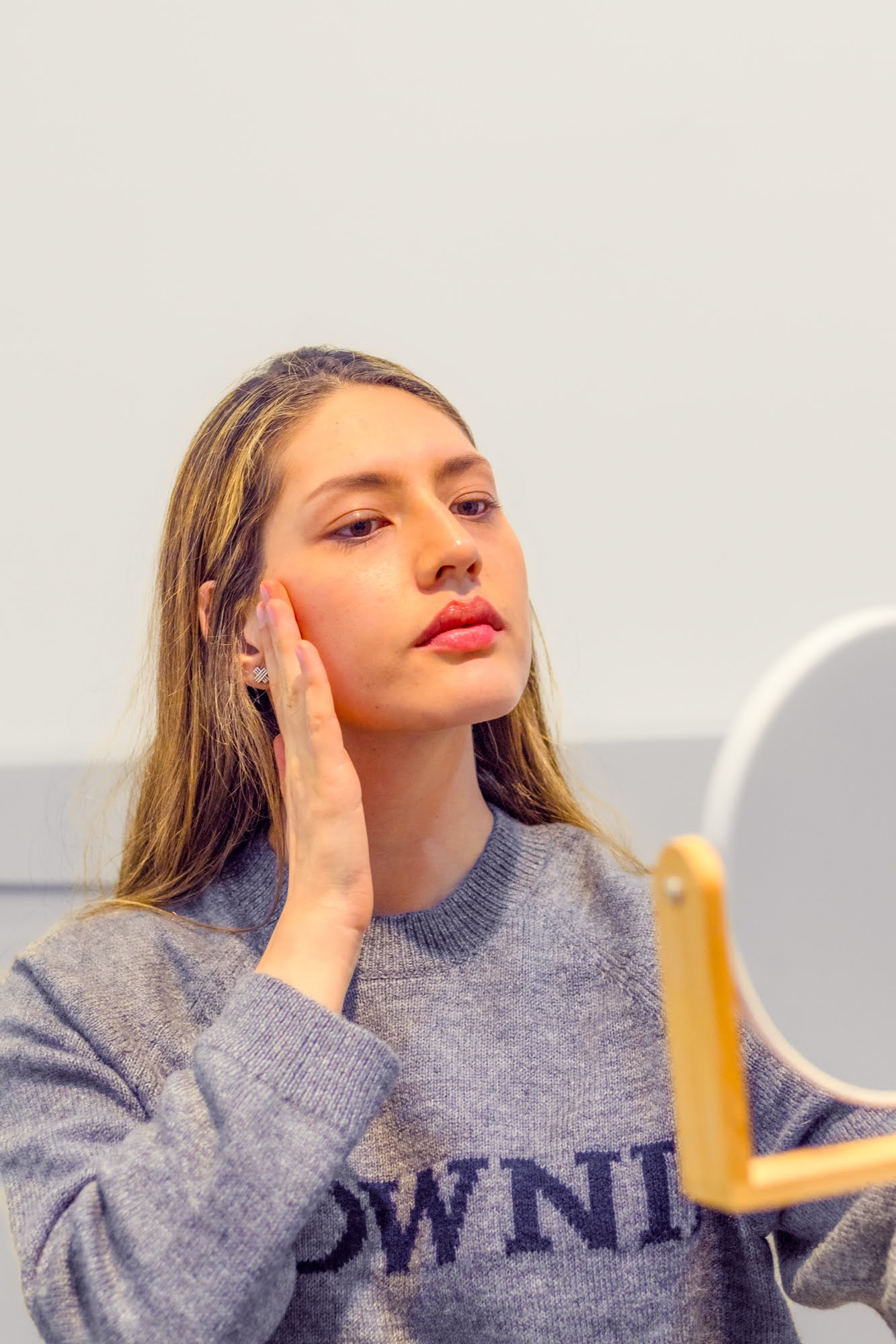 Paciente durante una valoración de IPL Clear Light en Skin Plus Bogotá