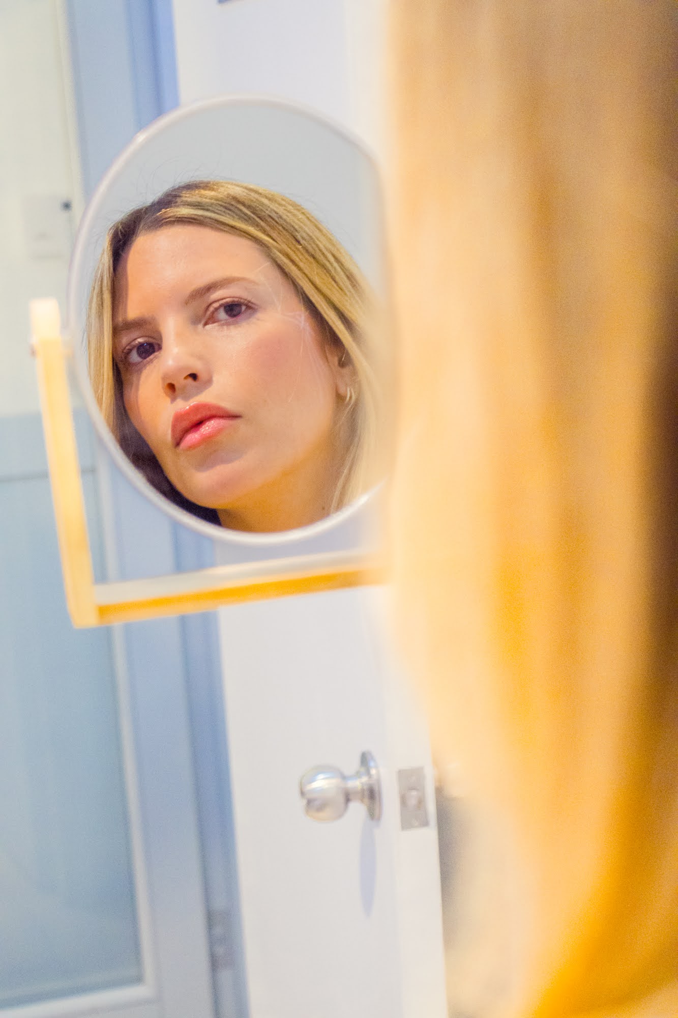 Aplicación de peeling con retinol en el rostro en Skin Plus Bogotá