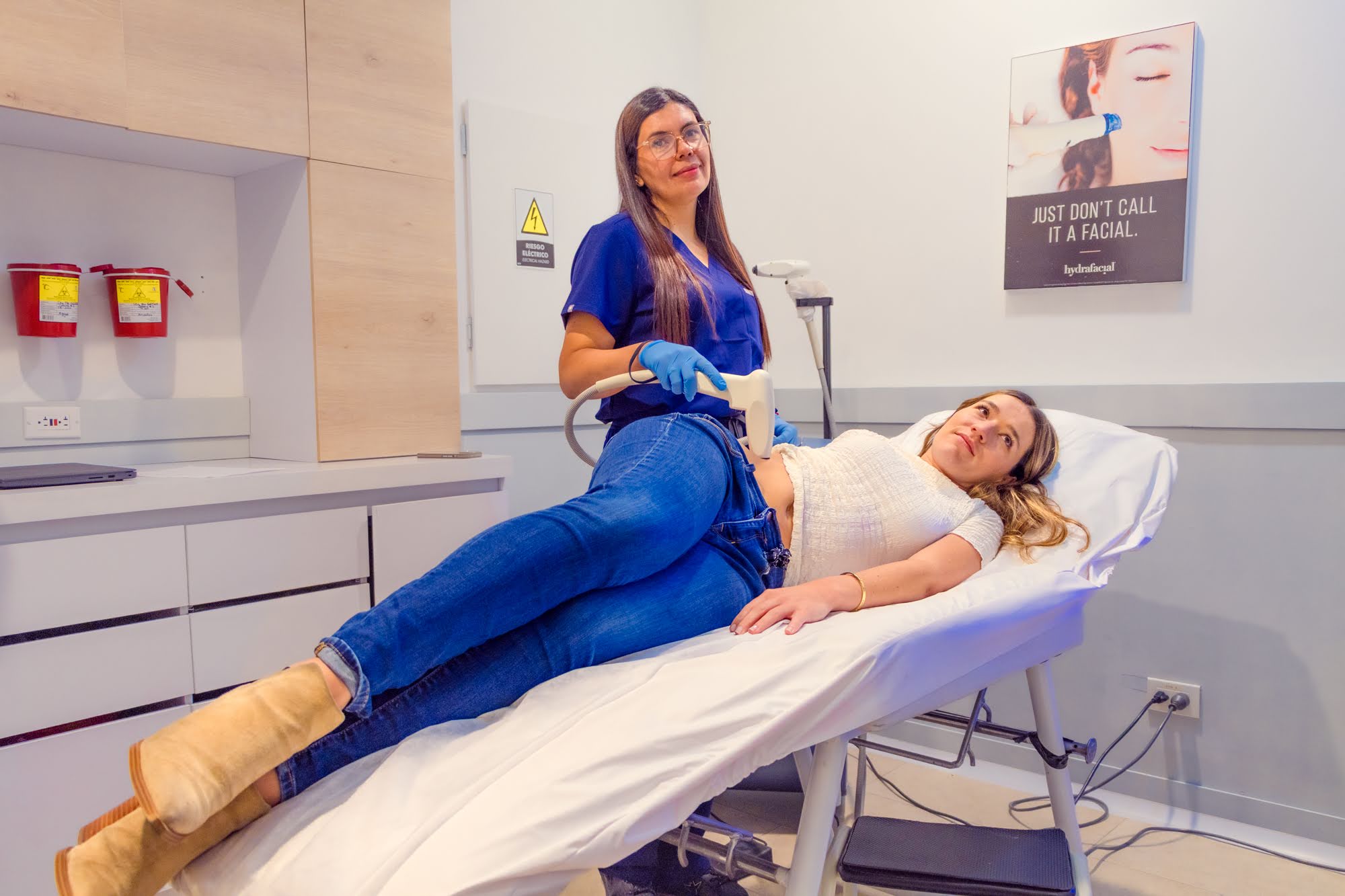 Aplicación de radiofrecuencia Alma SpaDeep en zona de cadera en Skin Plus Bogotá