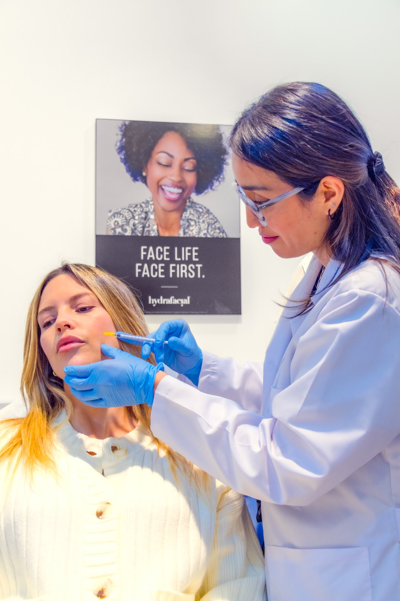 Médica especialista aplica polinucleótidos de salmón en el rostro en Skin Plus Bogotá