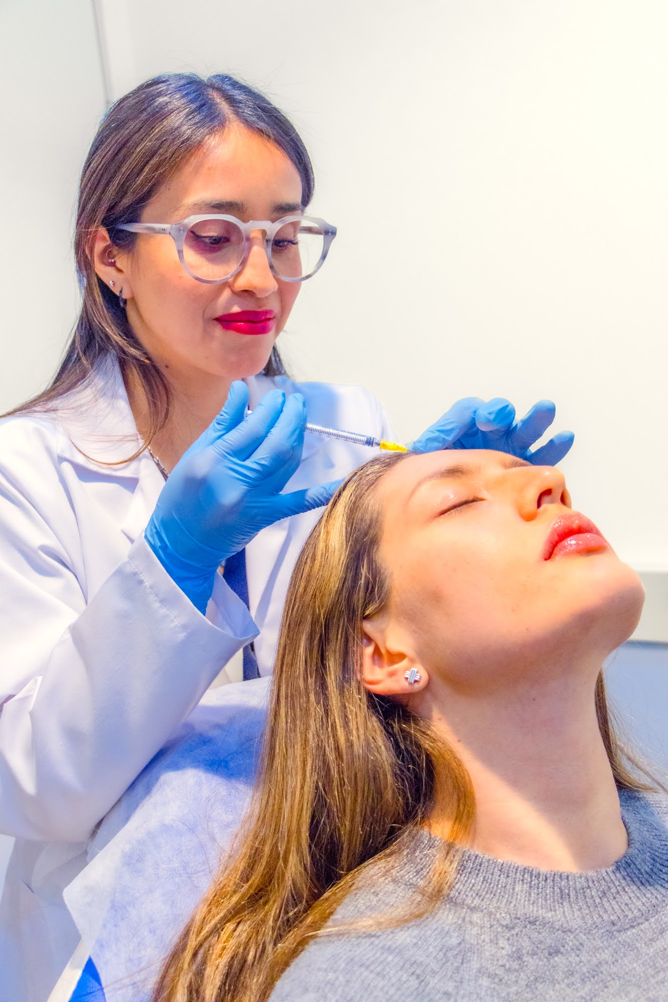 Aplicación de mesoterapia capilar en el cuero cabelludo en Skin Plus Bogotá