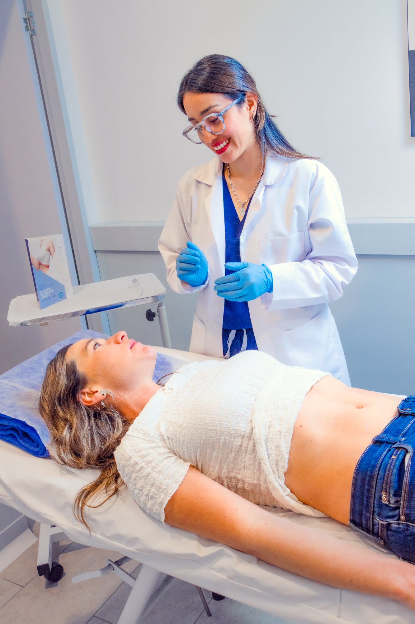 Valoración previa a una sesión de criolipólisis en Skin Plus Bogotá