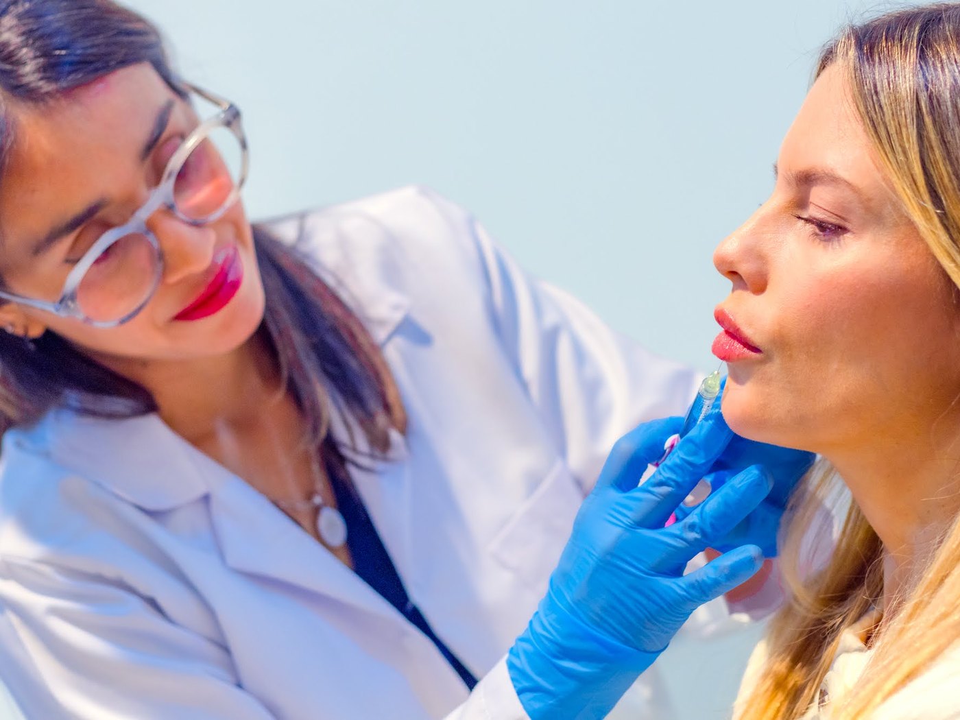 Relleno facial con ácido hialurónico en Skin Plus Bogotá