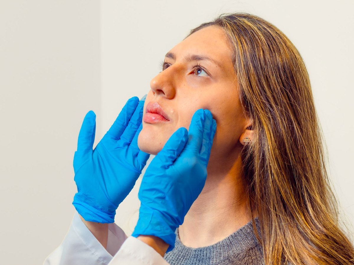 Volumen en pómulos con ácido hialurónico en Skin Plus Bogotá