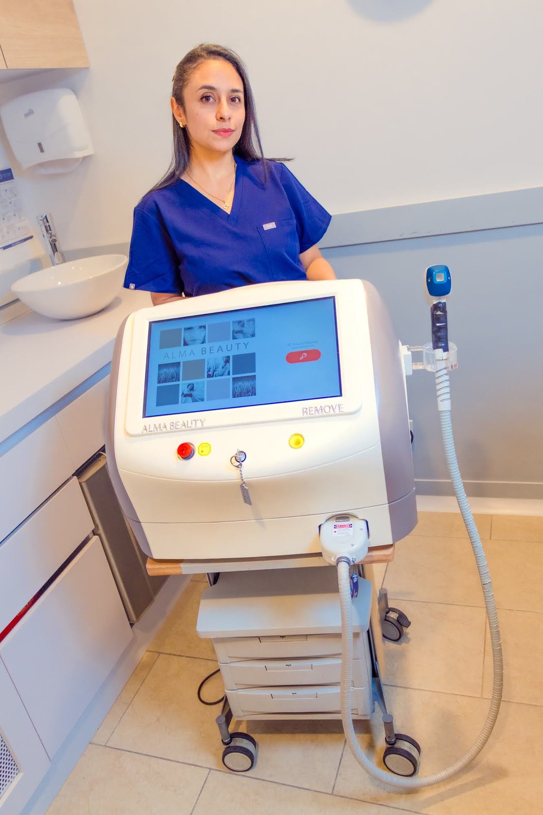 Especialista de Skin Plus con el láser Alma Soprano en Bogotá