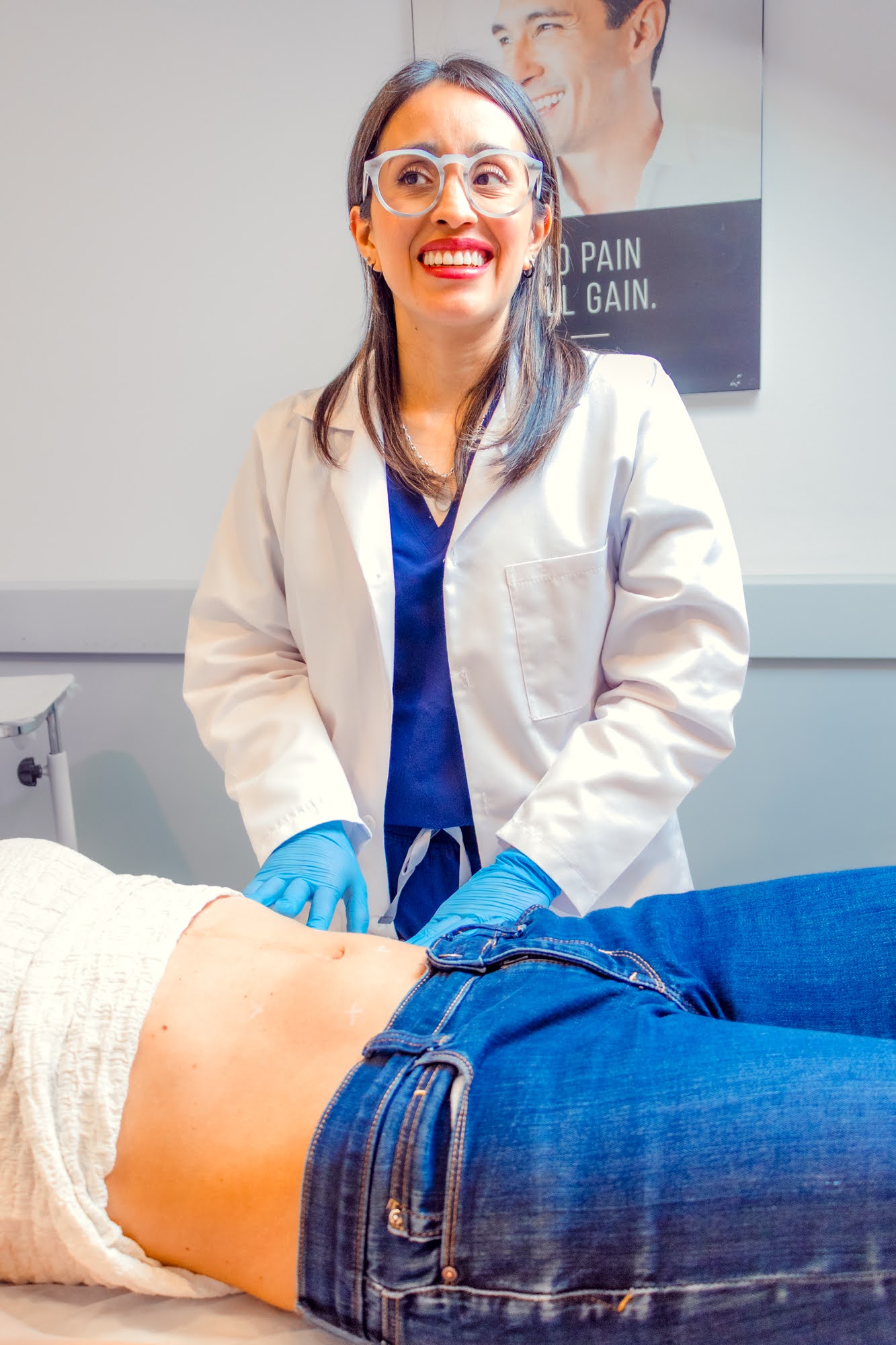 Detalle de la marcación de puntos de aplicación de mesoterapia reductora de grasa en el abdomen