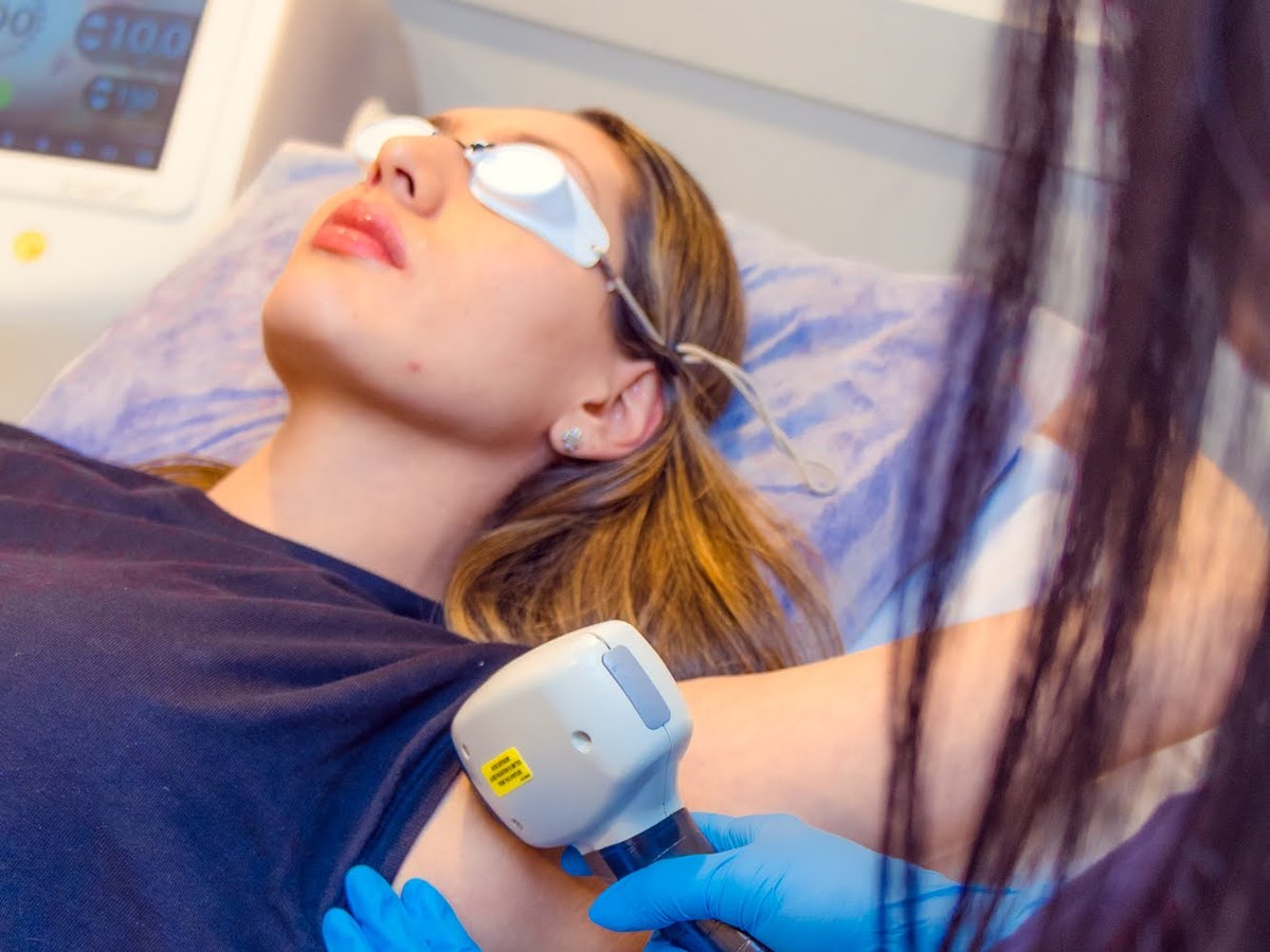 Especialista de Skin Plus preparando el láser Alma Soprano