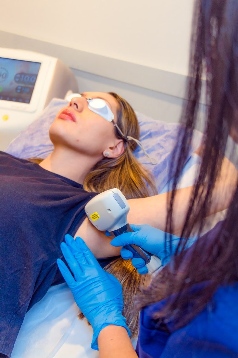 Sesión de depilación láser en Skin Plus Bogotá