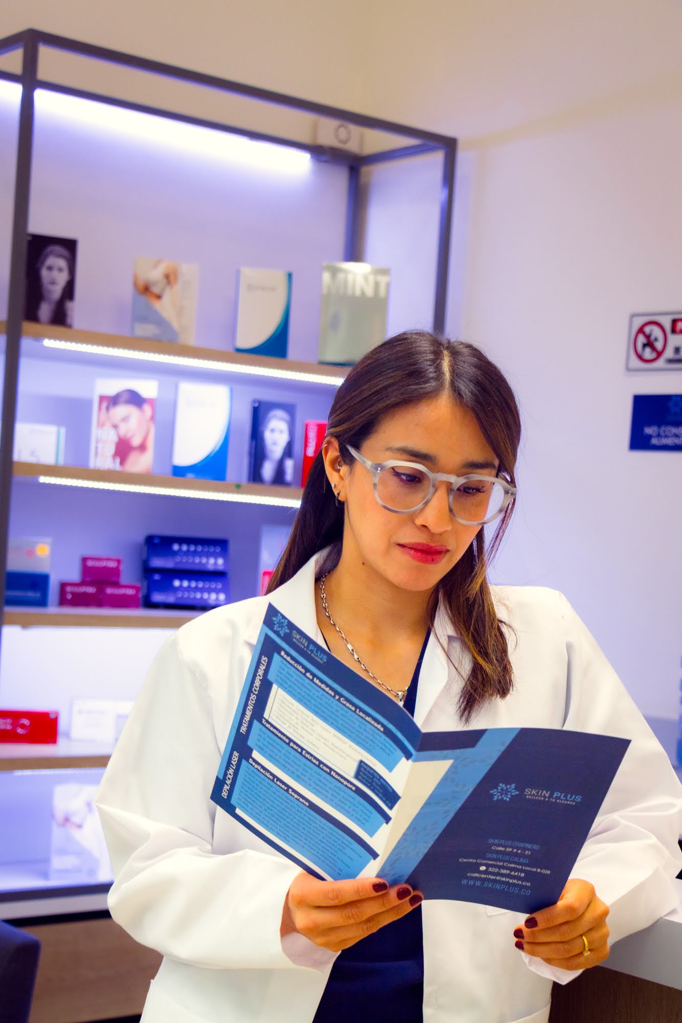 Médica de Skin Plus realizando la valoración previa a una sesión de mesoterapia reductora de grasa