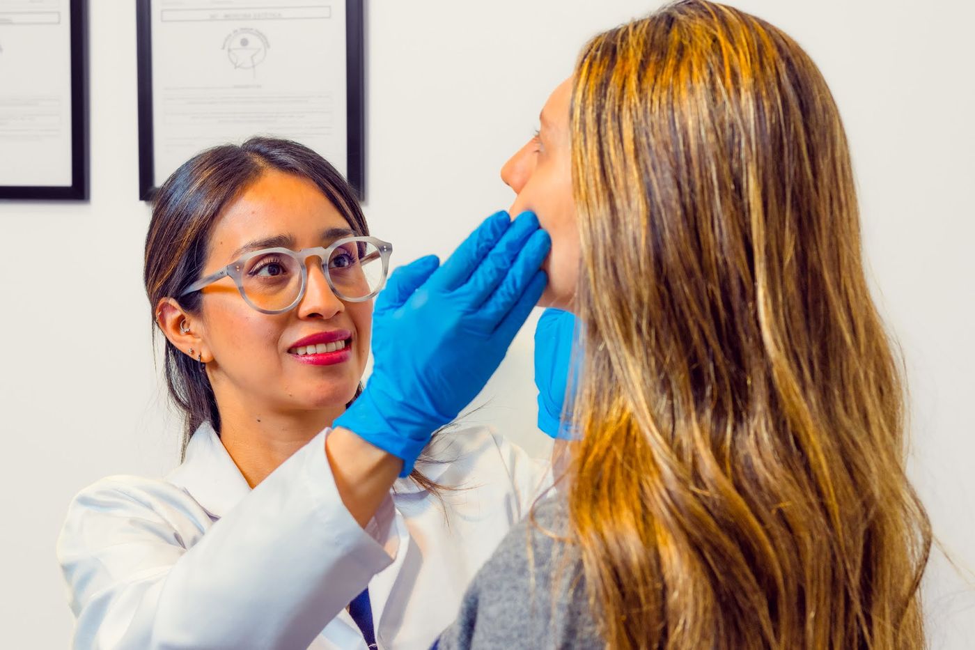 Consulta médica antes de aplicar enzimas para la papada en Bogotá