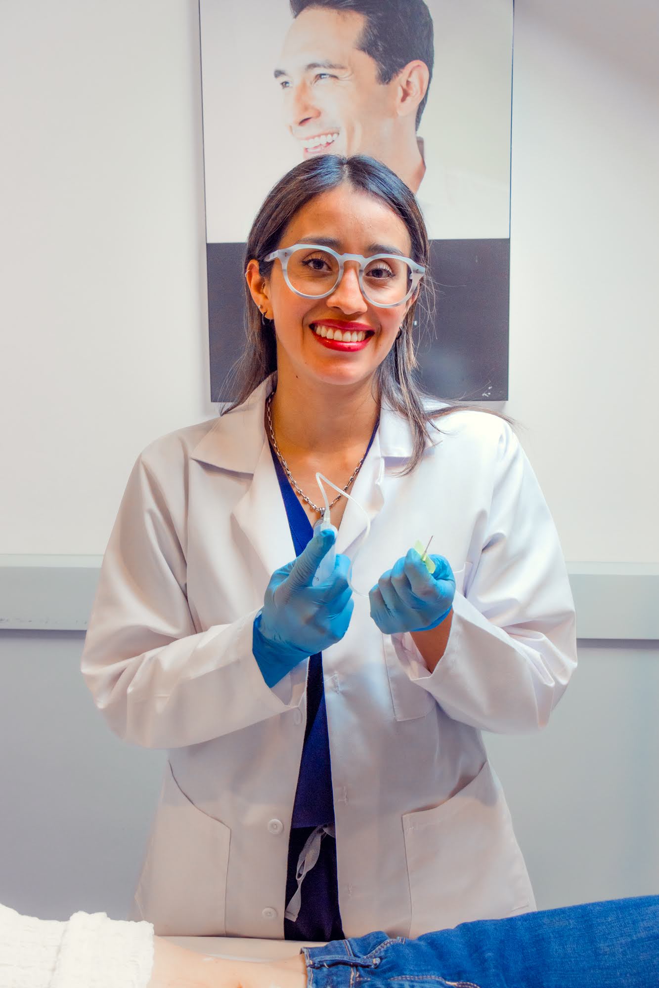 Aplicación de hidrolipoclasia en Skin Plus Bogotá