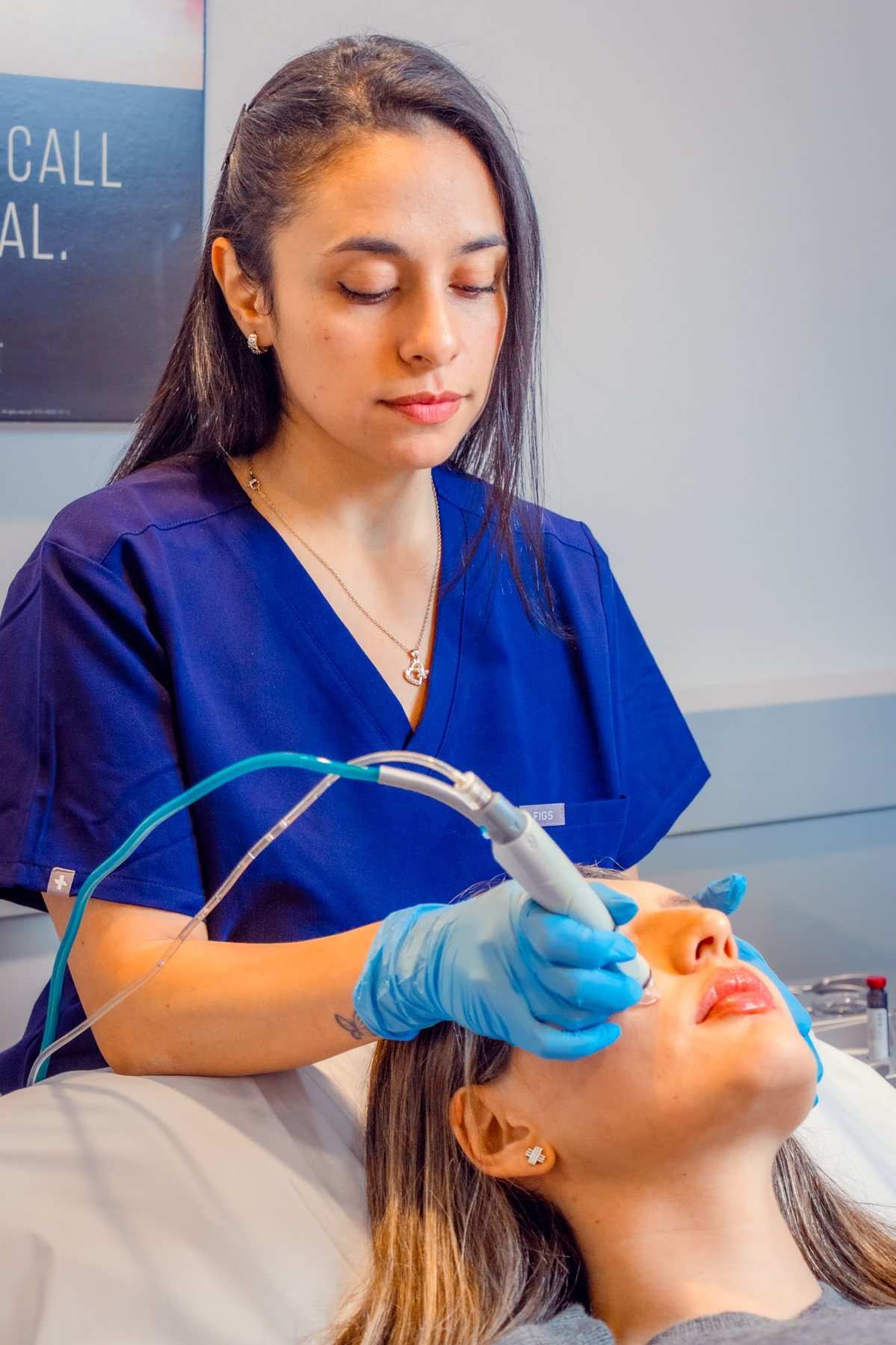 Especialista de Skin Plus realizando una sesión de Limpieza facial profunda en Bogotá