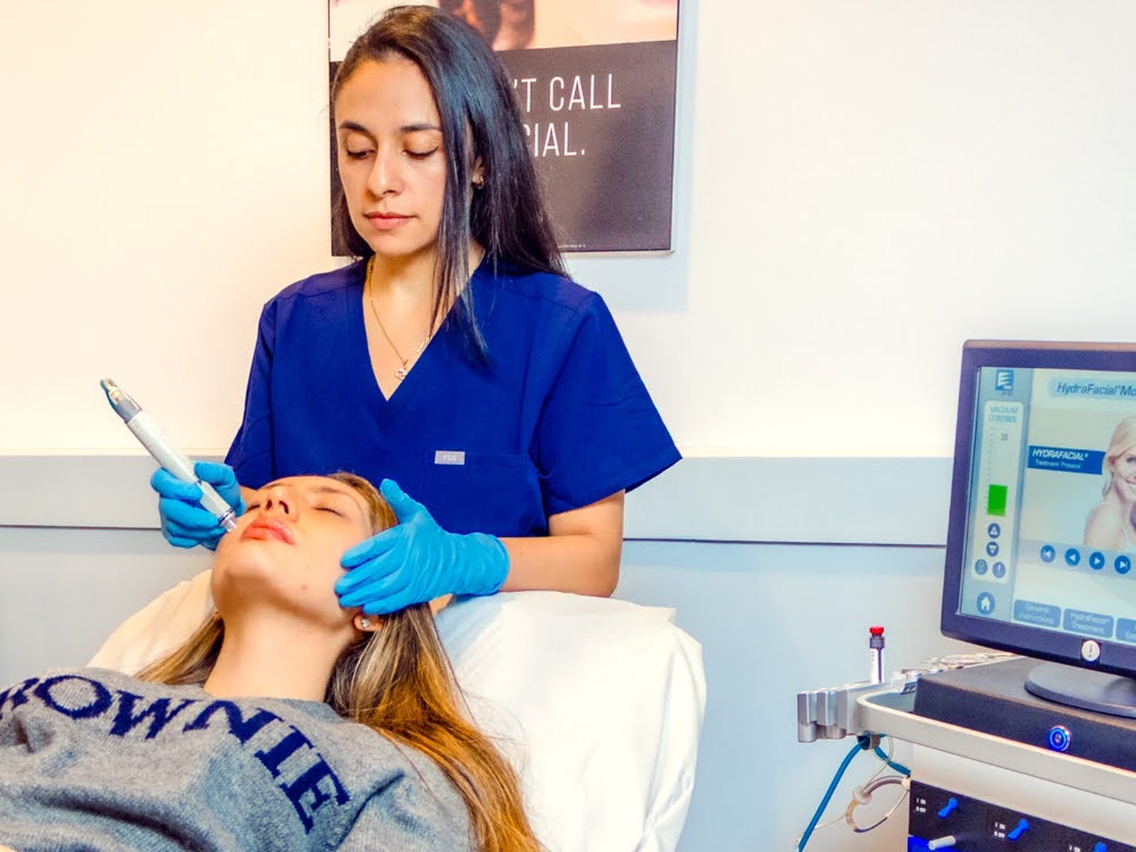 Especialista de Skin Plus aplicando HydraFacial en el rostro de una paciente en Bogotá