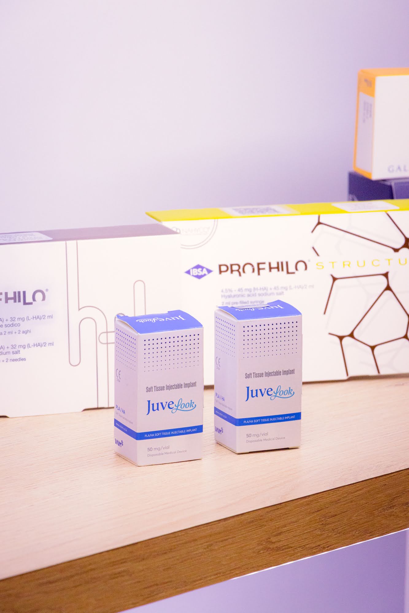Cajas de JuveLook y Profhilo en la sede de Skin Plus Bogotá