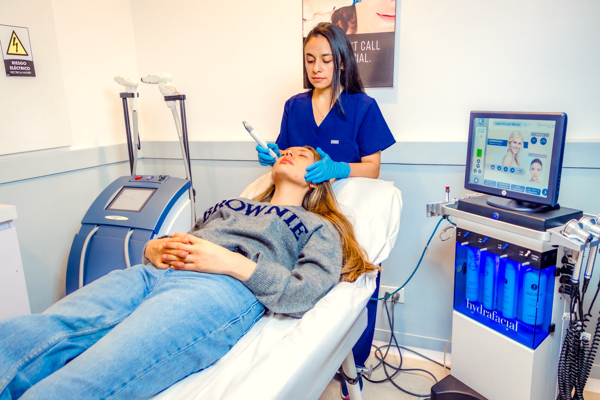 Especialista de Skin Plus Bogotá realizando una limpieza facial profunda con HydraFacial