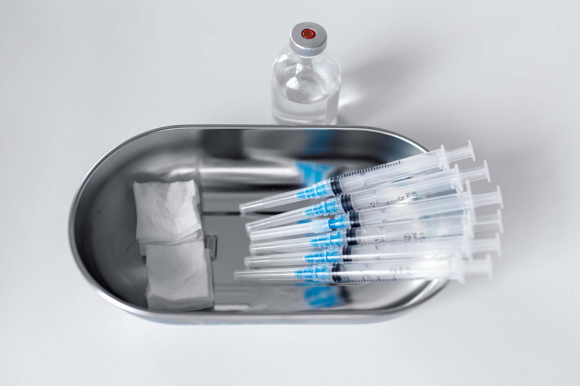 Jeringas y vial preparados para una sesión de mesoterapia reductora de grasa en Skin Plus Bogotá
